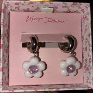 BETSEY JOHNSON Daisy Boho Flower 1960s Retro Crystal Center Earrings NEW NWT